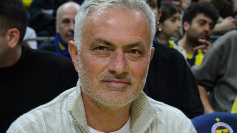 Foto close-up José Mourinho sebagai ilustrasi rumor comeback Real Madrid