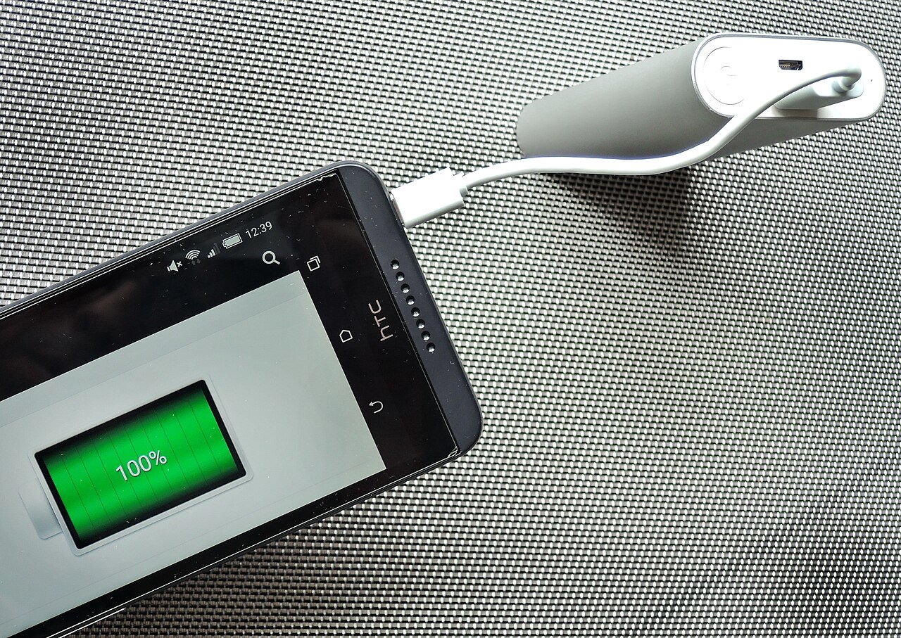 Smartphone diisi daya dengan power bank - prediksi power bank punah
