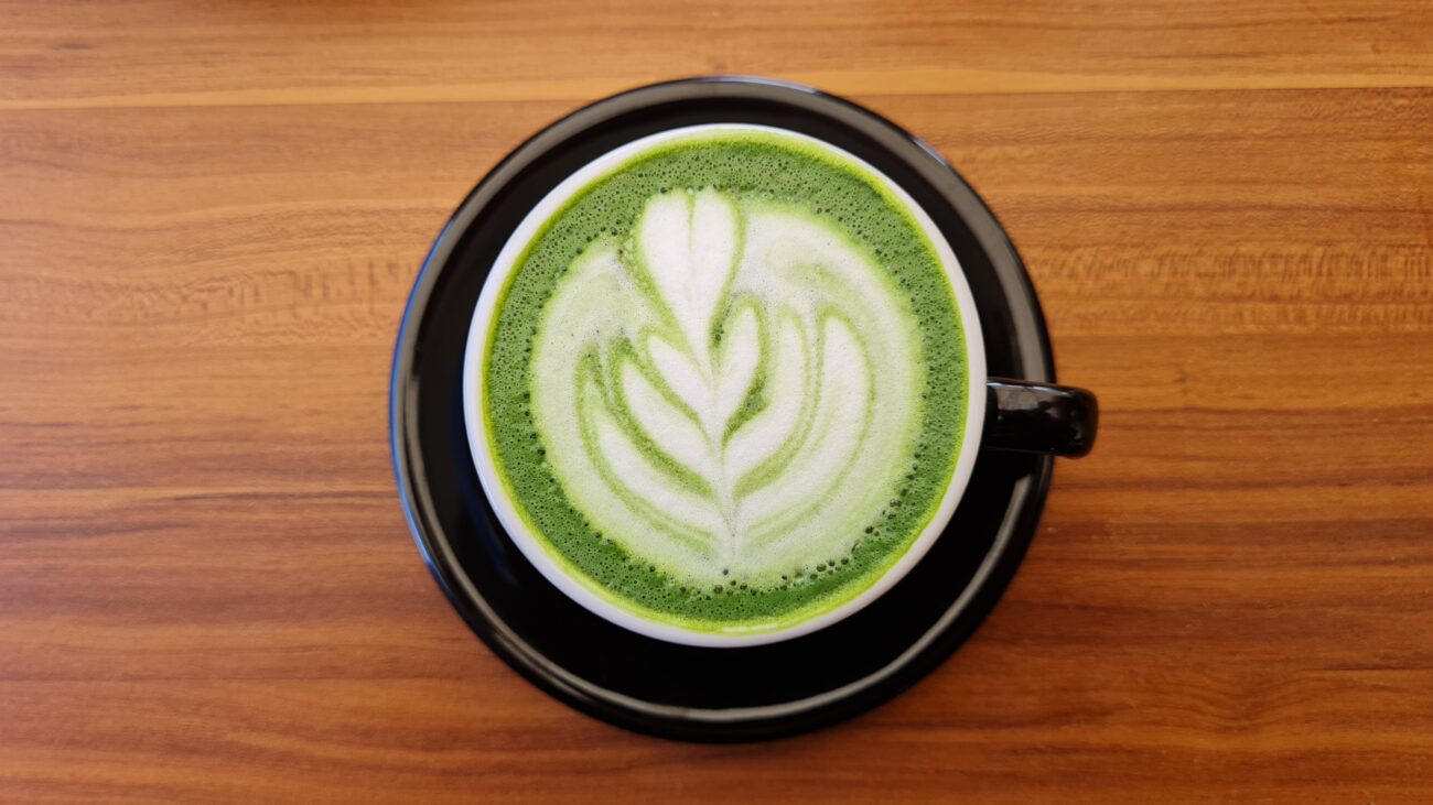 Pink matcha aesthetic Instagram 2026: matcha latte dengan latte art rosetta hijau lembut