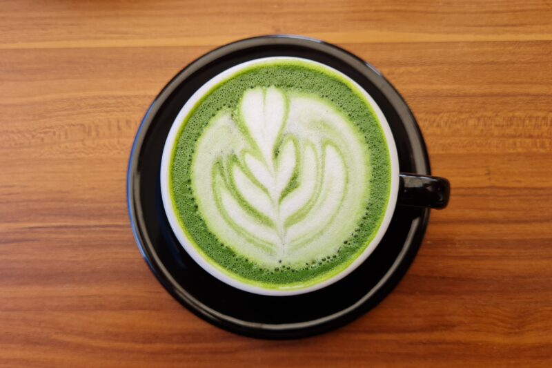 Pink matcha aesthetic Instagram 2026: matcha latte dengan latte art rosetta hijau lembut