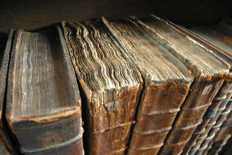 Dark Academia aesthetic - koleksi buku vintage di perpustakaan Merton College