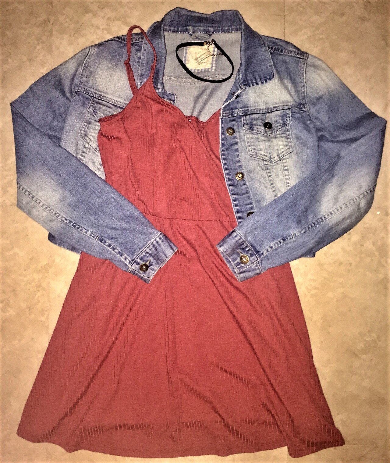 Messy Girl Aesthetic gaya grunge modern dengan flannel dan jeans robek