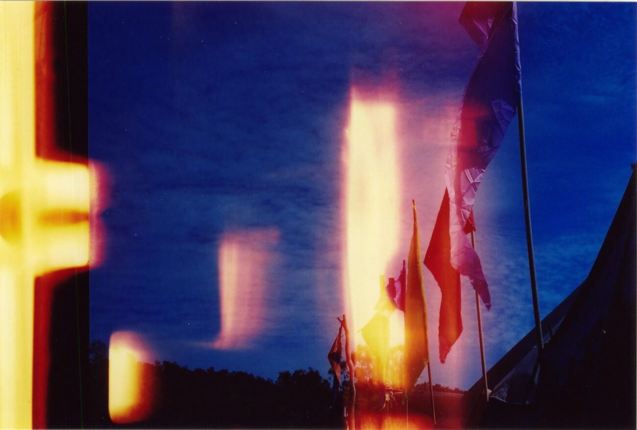 Film burn light leak effect pada foto analog retro untuk Instagram 2026
