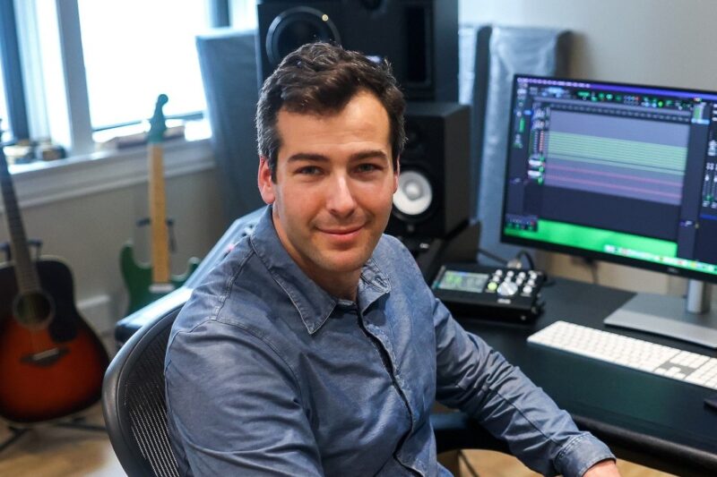 Suno data breach - co-founder Mikey Shulman di studio musik