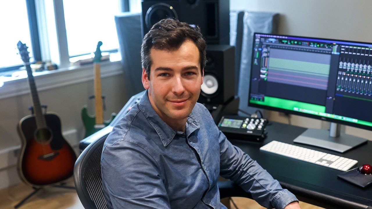 Suno data breach - co-founder Mikey Shulman di studio musik