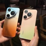 Huawei Pura 90s Pro series dipegang saat acara hands-on