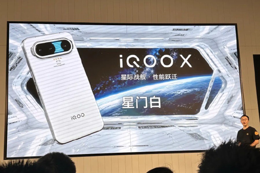 Varian putih iQOO X dengan tema Star Gate White