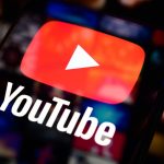 Aplikasi YouTube di layar smartphone - ilustrasi perubahan cara hitung views video