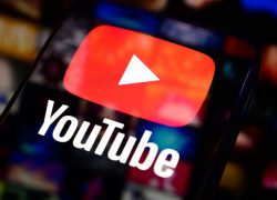 Aplikasi YouTube di layar smartphone - ilustrasi perubahan cara hitung views video