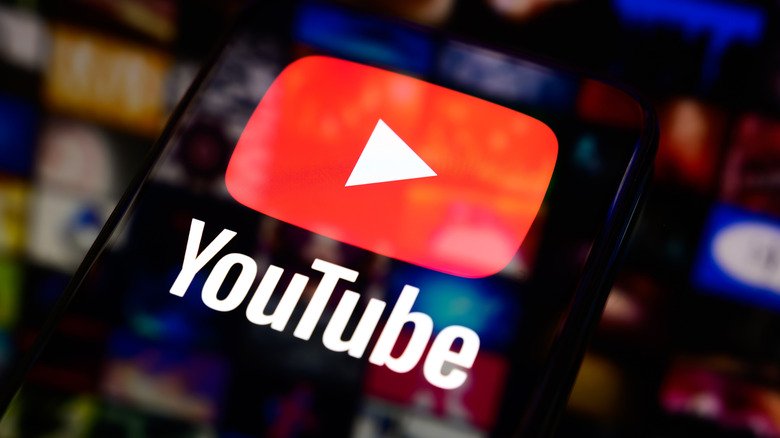 Aplikasi YouTube di layar smartphone - ilustrasi perubahan cara hitung views video