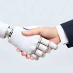 Tangan robot dan tangan manusia berjabat, ilustrasi kolaborasi manusia dan AI dalam pekerjaan AI cleanup