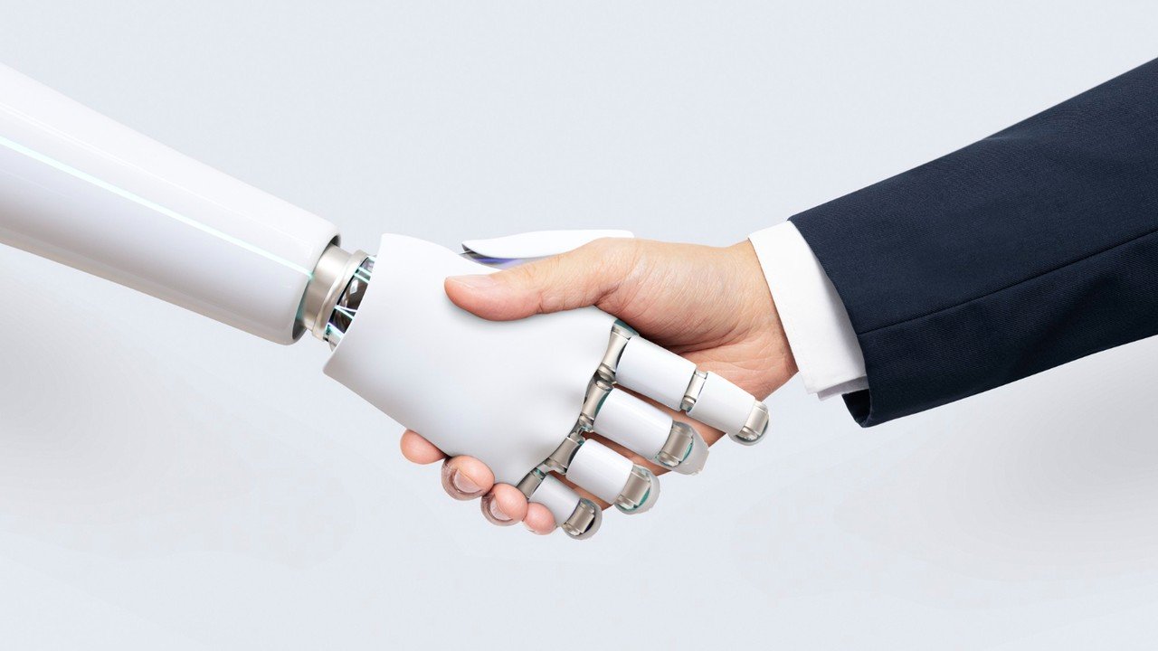 Tangan robot dan tangan manusia berjabat, ilustrasi kolaborasi manusia dan AI dalam pekerjaan AI cleanup