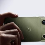 Motorola Signature 27 warna Pantone Capulet Olive, tampak belakang dengan modul kamera 200MP dan label Audio by Bang & Olufsen