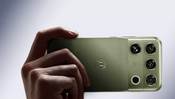 Motorola Signature 27 warna Pantone Capulet Olive, tampak belakang dengan modul kamera 200MP dan label Audio by Bang & Olufsen