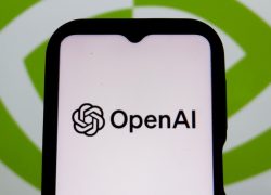 Ilustrasi logo OpenAI di layar ponsel dan komputer