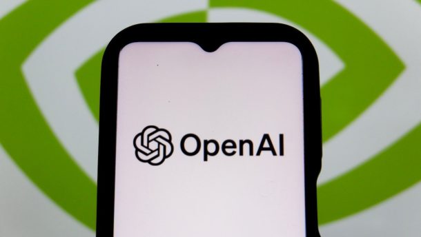 Ilustrasi logo OpenAI di layar ponsel dan komputer
