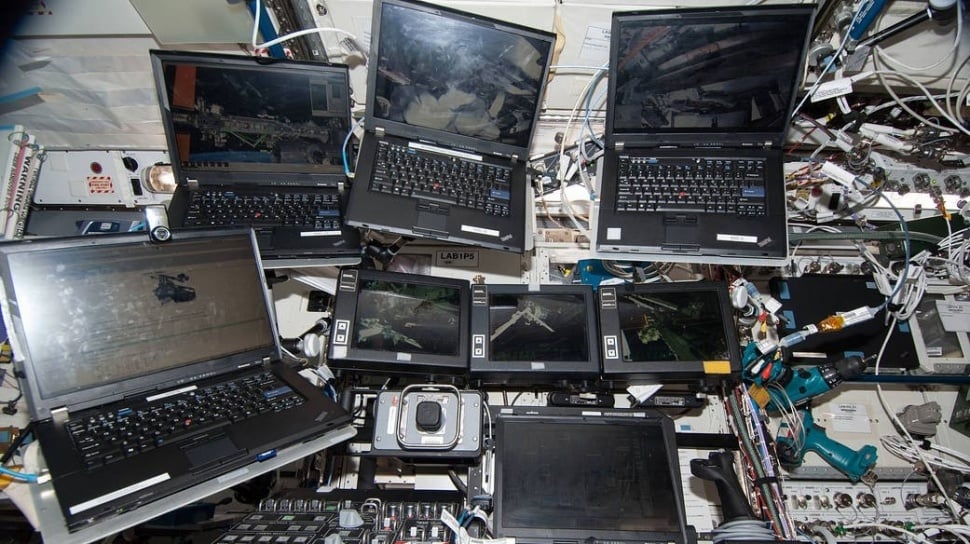 Laptop ThinkPad di Stasiun Luar Angkasa Internasional (ISS)