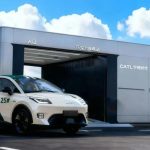 Stasiun tukar baterai mobil listrik CATL Choco-Swap dengan mobil listrik di depannya