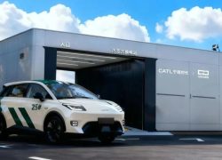 Stasiun tukar baterai mobil listrik CATL Choco-Swap dengan mobil listrik di depannya