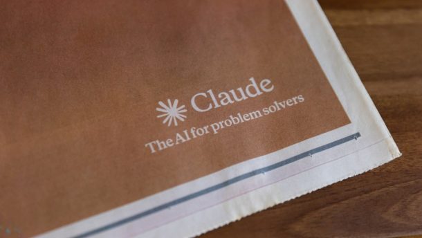Ilustrasi logo Claude dari Anthropic pada lembar cetak berwarna cokelat