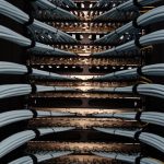 Ilustrasi kabel jaringan di dalam rak data center, tempat GPU Nvidia untuk infrastruktur AI dipasang