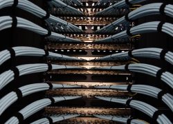 Ilustrasi kabel jaringan di dalam rak data center, tempat GPU Nvidia untuk infrastruktur AI dipasang