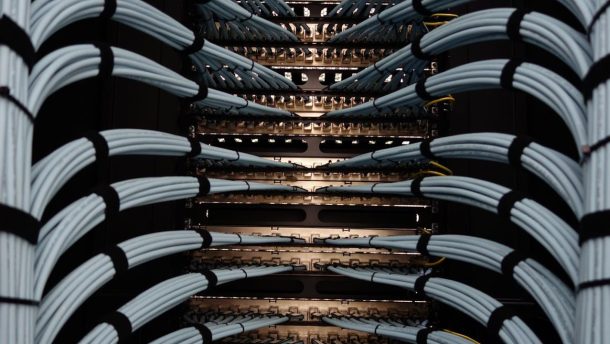 Ilustrasi kabel jaringan di dalam rak data center, tempat GPU Nvidia untuk infrastruktur AI dipasang