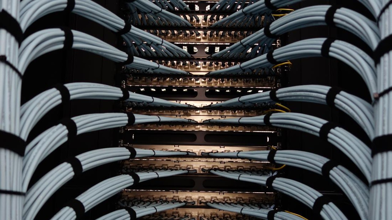 Ilustrasi kabel jaringan di dalam rak data center, tempat GPU Nvidia untuk infrastruktur AI dipasang