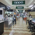 Pedagang ponsel di pusat perbelanjaan ITC Jakarta, ilustrasi harga HP naik