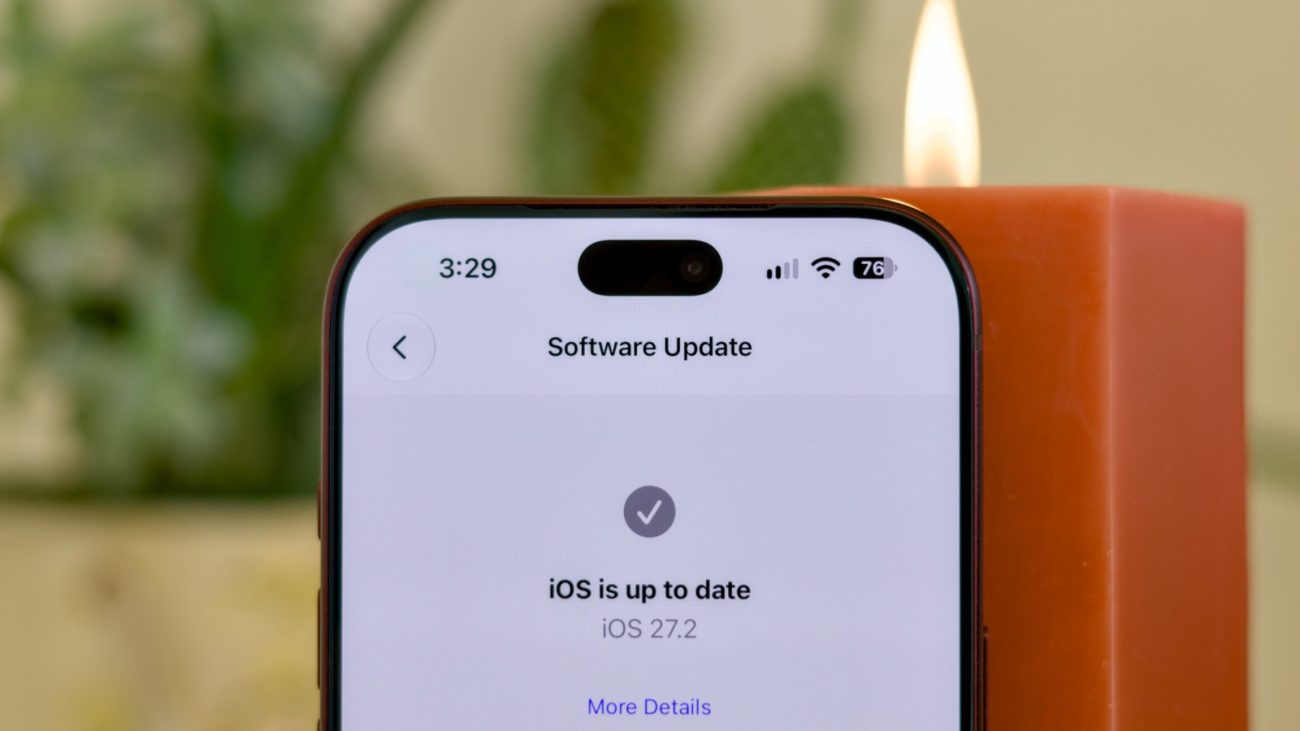 iPhone menampilkan layar Software Update dengan keterangan iOS 27.2 sudah terpasang