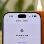 iPhone menampilkan layar Software Update dengan keterangan iOS 27.2 sudah terpasang