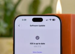 iPhone menampilkan layar Software Update dengan keterangan iOS 27.2 sudah terpasang