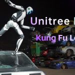 Robot humanoid Unitree H2-X berdiri di atas mobil rongsokan