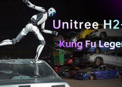 Robot humanoid Unitree H2-X berdiri di atas mobil rongsokan